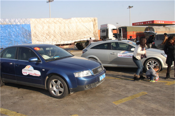 菏澤服務區自駕游車隊做短暫的休息調整