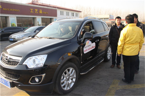 工作人員與車友在交流