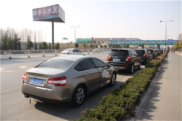 等待車友們集結完畢去用午餐