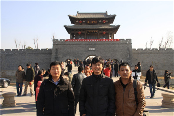 最后一站臺兒莊古城,給我們的工作人員來張特寫。